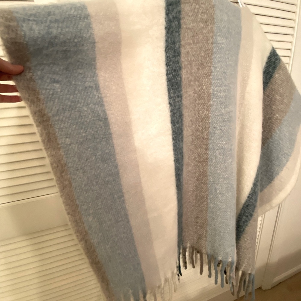 NWT Lauren Conrad Poncho Shawl Women One Size - Picture 3 of 9